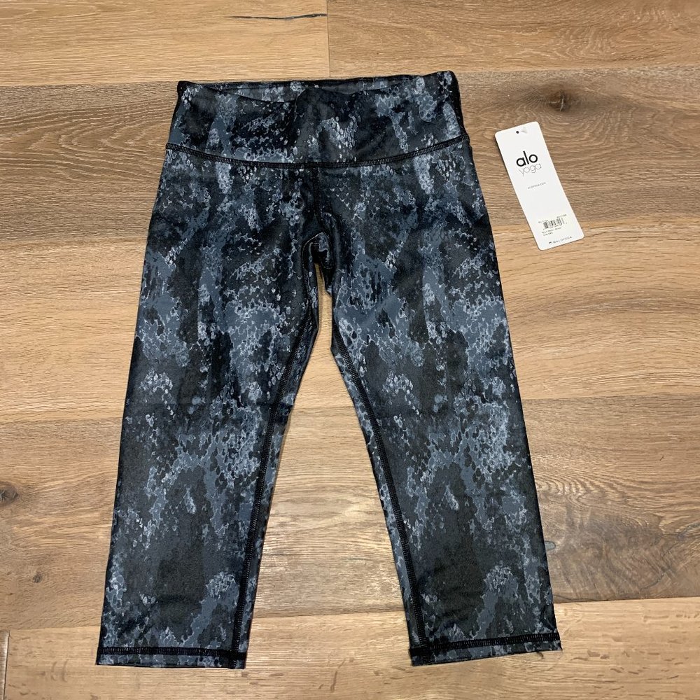 Alo Yoga Airbrush Capri Black Python Glossy Leggings NWT